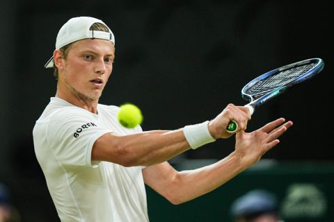 Magie op gras is even uitgewerkt: Tim van Rijthoven verliest gelijk eerste partij na Wimbledon