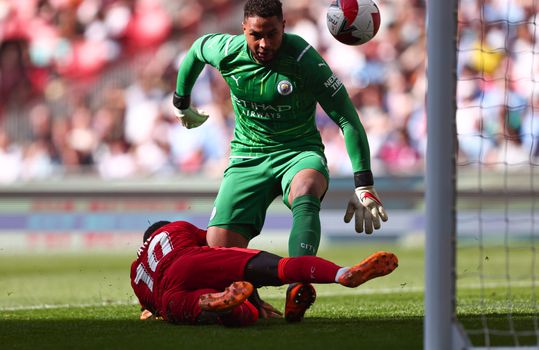 🎥 | Manchester City-keeper Zack Steffen kan na FA Cup-blunder door de grond zacken