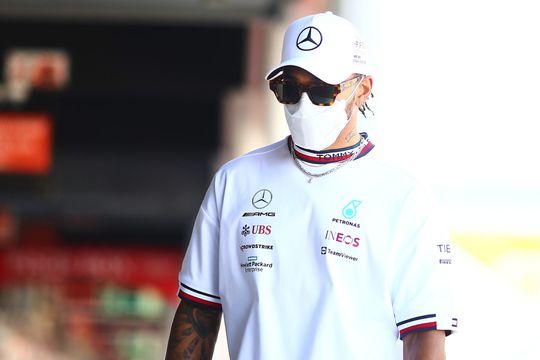 Lewis Hamilton vindt stewards bevooroordeeld: 'Aantal coureurs is bevriend met ze'
