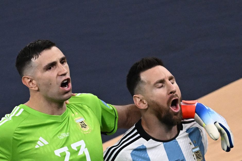 Emiliano Martínez wil Lionel Messi naar Aston Villa lokken: 'Dan kunnen we elk weekend barbecueën' 😂