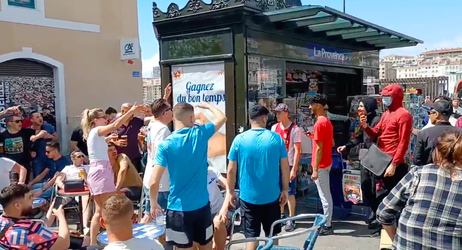 🎥 | Feyenoord-supporters gooien bier op man in Ajax-shirt in Marseille