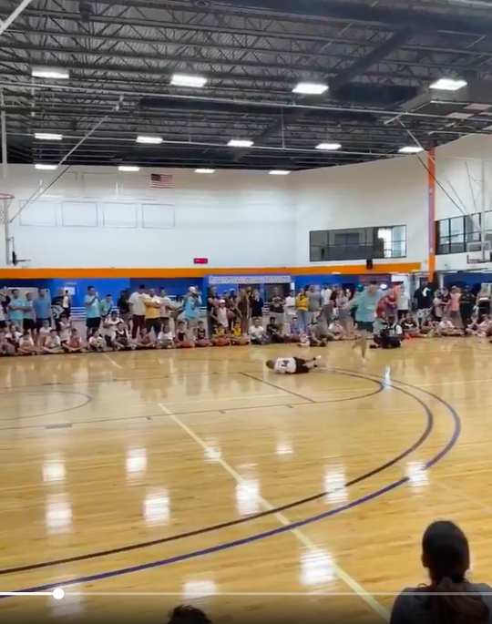 🎥😂 | NBA-ster Tyler Herro stuurt jonge fan meedogenloos het bos in met deze crossover