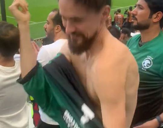 🎥 | Wisseltruc: 'Fan' van Argentinië ruilt shirt om voor dat van Saoedi-Arabië