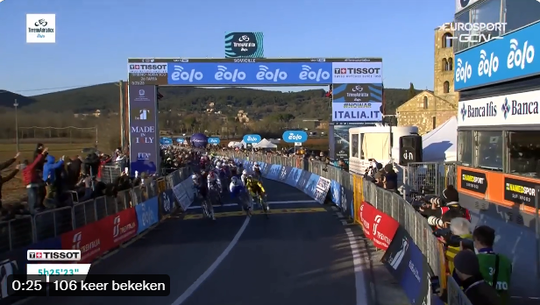 🎥 | 20-jarige Olav Kooij moet alleen Belg Tim Merlier voor laten gaan in massasprint Tirreno-Adriatico