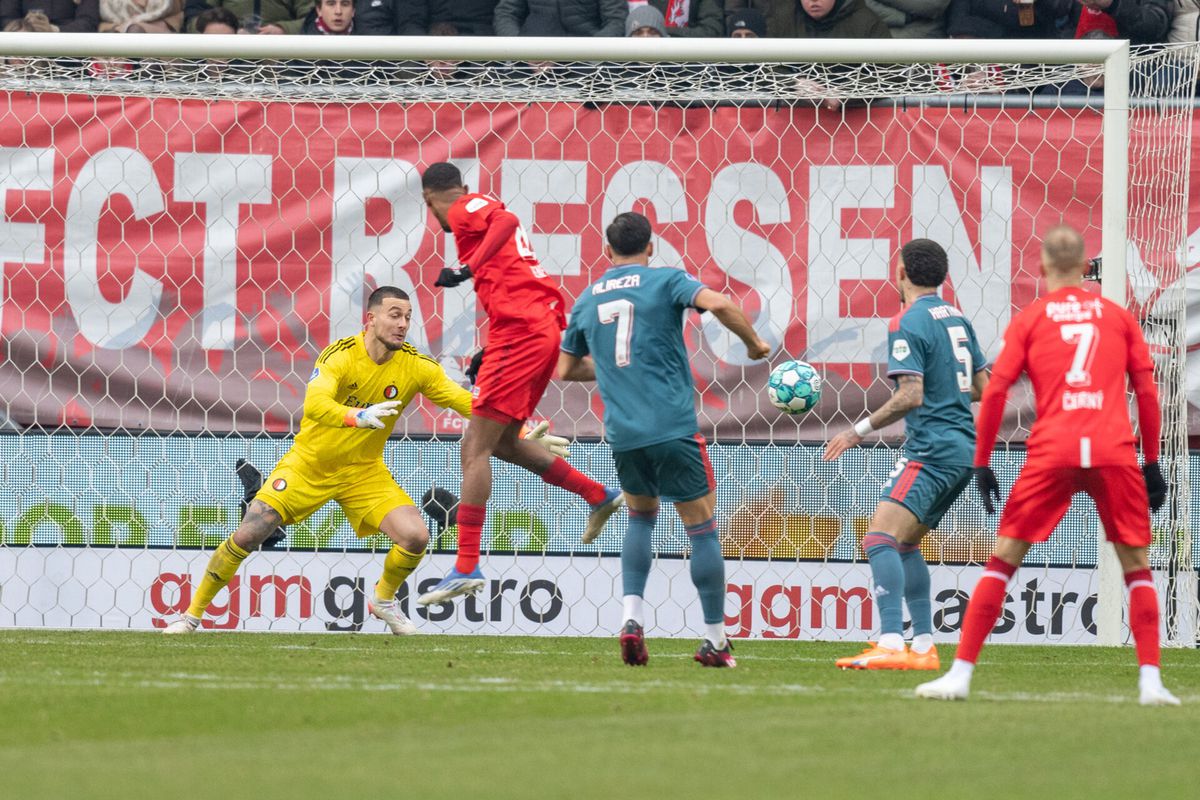 FC Twente houdt koploper Feyenoord in bedwang in vermakelijke topper