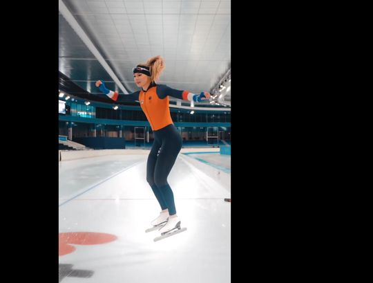 🎥 | Jutta Leerdam kleedt zich om: van oude naar nieuwe olympische schaatspak