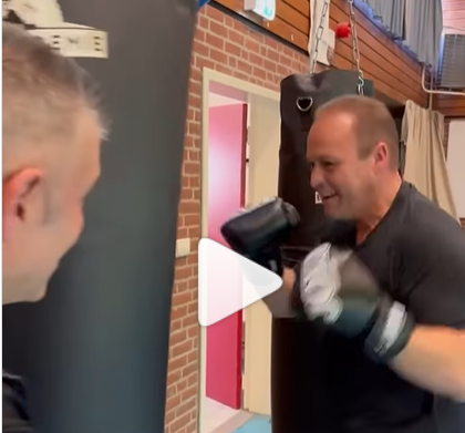 🎥 😂 | Die zie je niet aankomen! Rico Verhoeven wordt uitgedaagd door zanger Frans Bauer