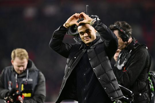 📸 | PSV neemt met megagroot spandoek afscheid van Cody Gakpo