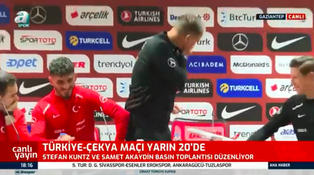 😂 | Turkse bondscoach pleurt van stoel bij persco, vloekt in het Turks en schaterlacht: 'Siktir!'