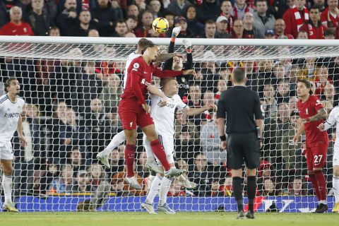 Van Dijk door Summerville niet langer onaantastbaar op Anfield: 'Serieus probleem'