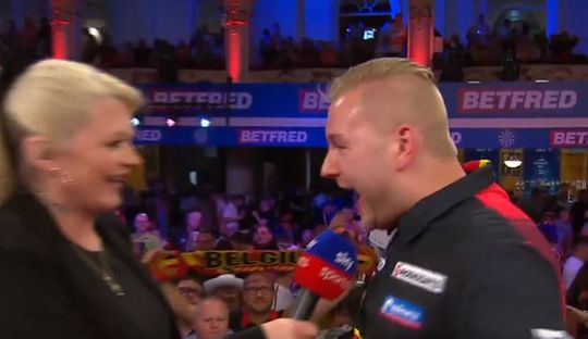 🎥😂 | Dimitri Van den Bergh schreeuwt heel Blackpool bij elkaar na Matchplay-winst op Wright