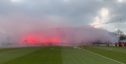 🎥🔥 | Ajax-fans zetten De Toekomst in vuur en vlam bij laatste training voor Klassieker