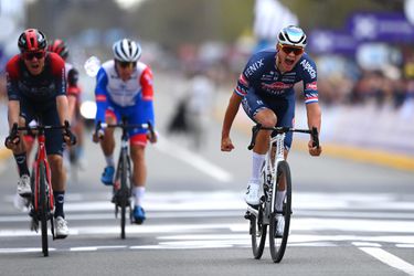 📸 | Dit spiekbriefje plakte Mathieu van der Poel op zijn fiets tijdens de Ronde van Vlaanderen
