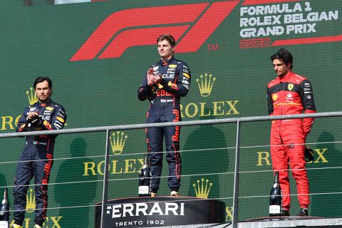 Verstappen na gewonnen inhaalrace op Spa: 'Kan niet beloven dat 'Zandvoort' ook zo gaat'