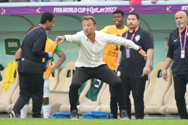🎥 | Saoedi-coach speecht in de rust van duel met Argentinië, tolk vertaalt fanatiek mee