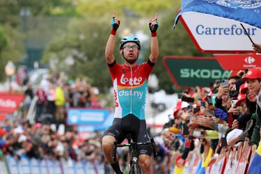 Andreas Kron eert overleden teamgenoot bij winst van natte Vuelta-rit