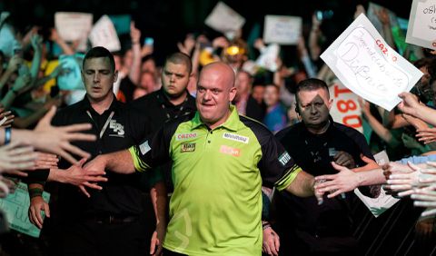 📸 | Michael van Gerwen plaagt Manchester United: 'Ik speel alleen in de Champions League'