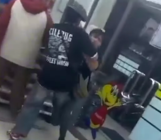 🎥 | Indonesische vechter pakt aso's HARD aan in winkel: 'Wilde alleen snacks en luiers kopen'