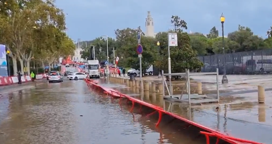 🎥 | Wéér problemen bij Vuelta: finish van 2e etappe staat volledig onder water