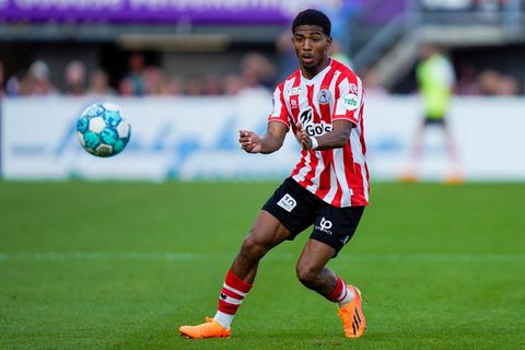 Ajax meldt zich voor PSV-rechtsback Shurandy Sambo: clubs al in gesprek