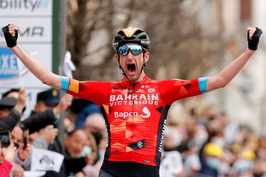 🎥 | Wout Poels sprint sneller dan Alexey Lutsenko en slaat dubbelslag in Ruta del Sol
