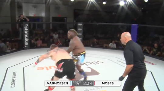 🎥 | Welterusten! MMA-zwaargewicht Vanhoesen ramt opponent tegen de vlakte