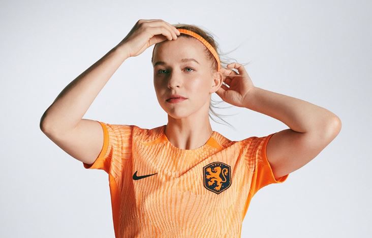 🎥 📸  | Ready, shine, action! Oranje Leeuwinnen stralen nu al in nieuw tenue voor WK