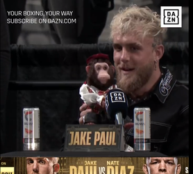 🎥🐒 | WTF! Jake Paul brengt op persconferentie speelgoedaap mee om Nate Diaz te sarren