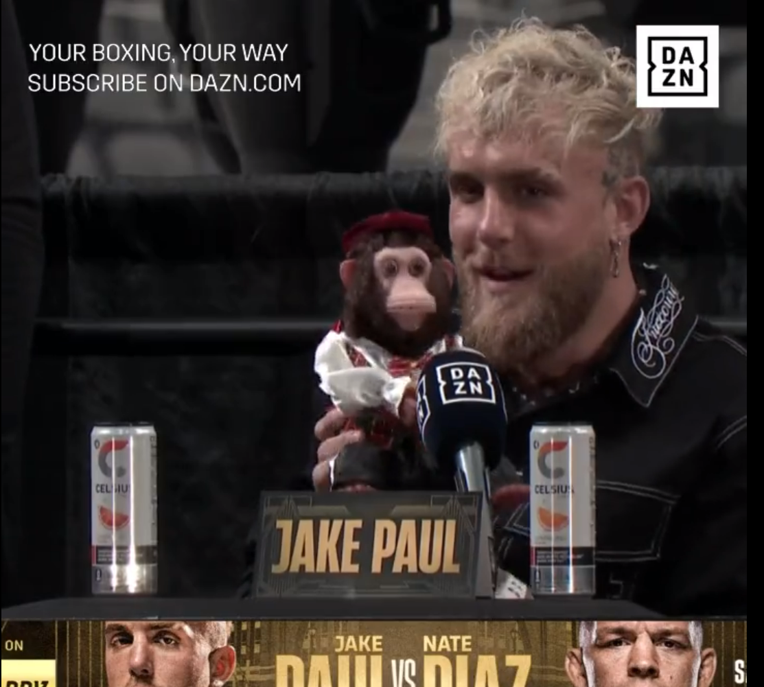 🎥🐒 | WTF! Jake Paul brengt op persconferentie speelgoedaap mee om Nate Diaz te sarren