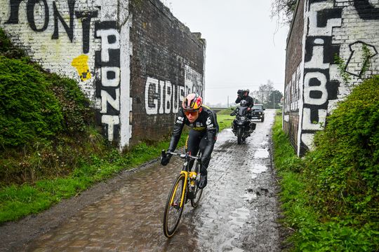 Wout van Aert nog in herstelmodus voor Roubaix: 'Voel de pijn meer dan ik dacht'