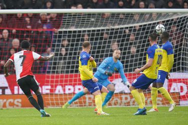 🎥 | Luis Sinisterra schiet bal perfect in het kruis, Feyenoord even later op 2-1