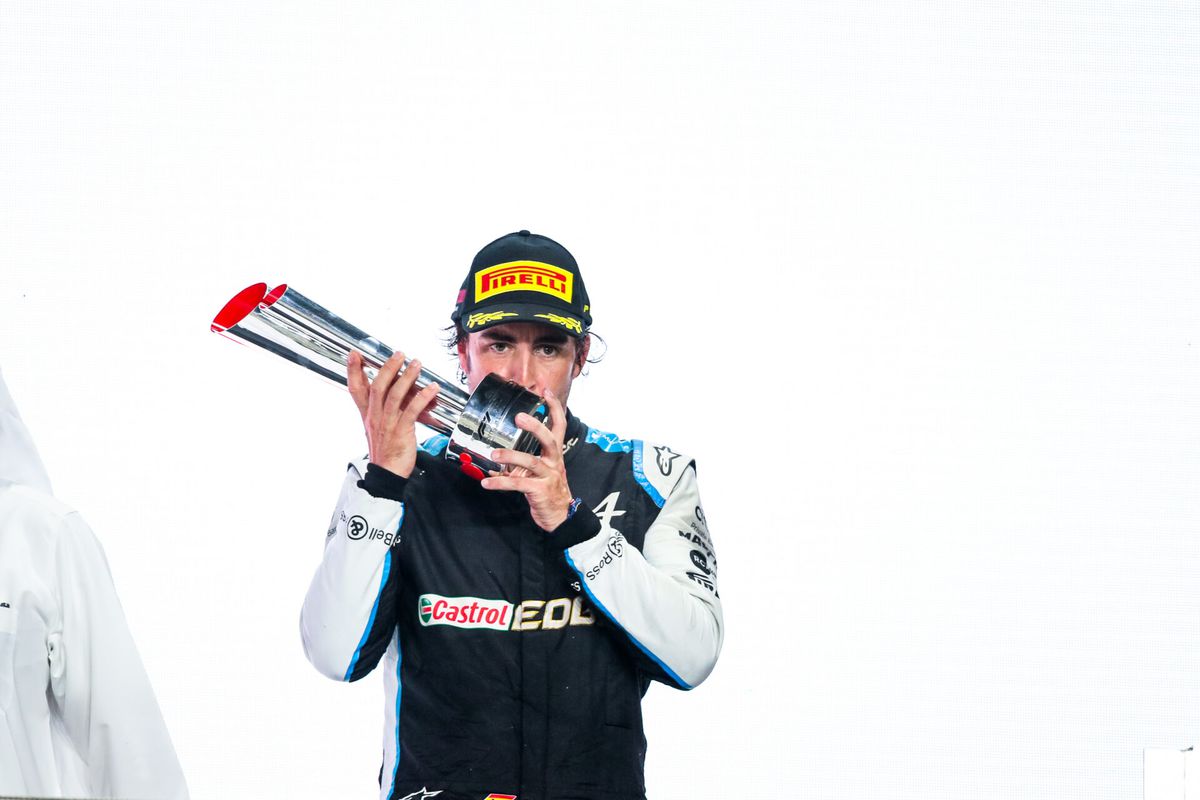Fernando Alonso na 7 jaar weer op F1-podium: 'Voor zulke momenten leef ik'