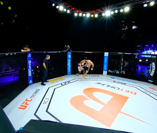 🎥 | KO! MMA-vechter Gafurov krijgt opponent gestrekt met DEZE spinning back kick