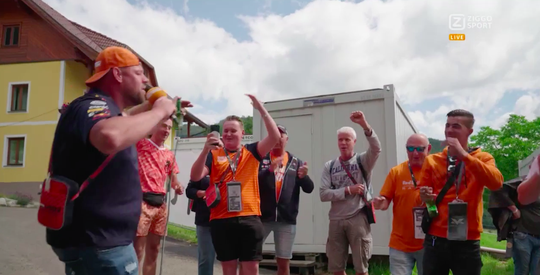 😂 | Feest op Oostenrijkse F1-camping: 'Ik ken geen coureurs, kom voor de drank'