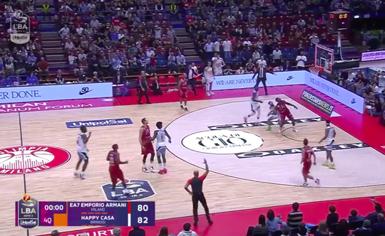 🎥 | Devon Hall besliste Italiaans basketbalduel met DEZE ongekende buzzerbeater