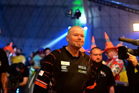 Raymond van Barneveld pakt 5 legs op rij en verslaat Luke Humphries in Bahrain