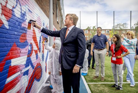 Betrapt! Koning Willem-Alexander kladt graffiti op muur van Krajicek Foundation-playground