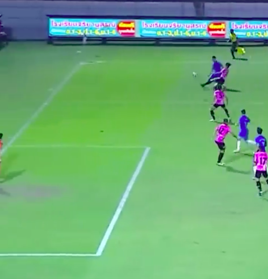 🎥 | 'Rijkste voetballer op aarde' levert puntgave assist af in Thaise 3e divisie