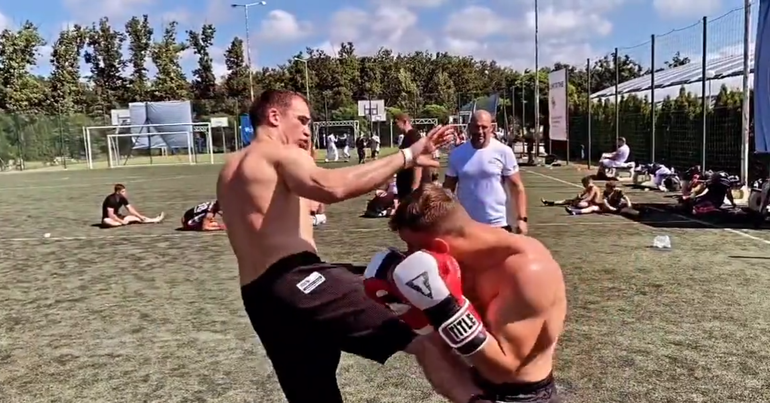 🎥 | Oud baasje Peter Aerts laat op 52-jarige leeftijd nog steeds de jeugd zien hoe het moet