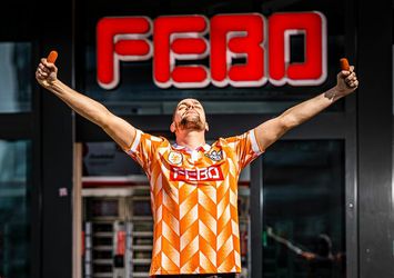 📸| Check het voetbalshirt van Thunderdome dat je bij FEBO uit de muur moet trekken