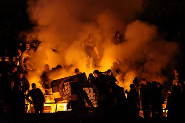 🎥 | Anderlecht-fans gooien bij West Ham met stoelen en vuurwerk: 4 agenten gewond