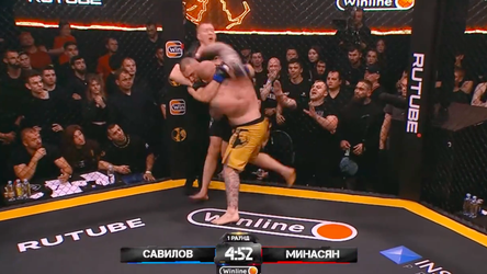 🎥 | MMA-official krijgt vechters niet uit elkaar en incasseert keiharde klappen