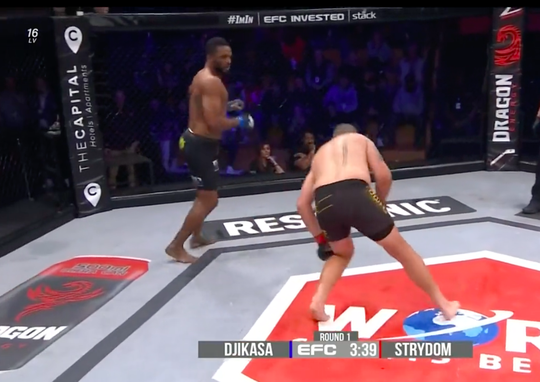 🎥 | MMA-vechter beslist rematch in stijl: trapt knie van opponent naar volgende week