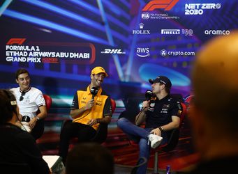 🎥​ | Iets té kleffe omhelzing tussen Verstappen en Ricciardo: 'Hé, wat voel ik nou?'