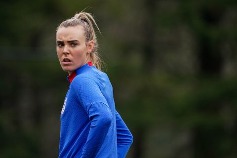 Jill Roord dient opvallend vliegverzoek in voor reis naar WK: 'Dan breekt het zweet me uit'