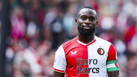 Feyenoord volgt Ajax op als kampioen die punten morst in openingswedstrijd