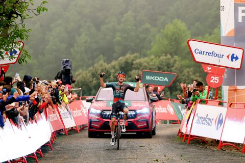 Kermiskoers of Vuelta? Lennard Kämna wint door modder ingekorte etappe