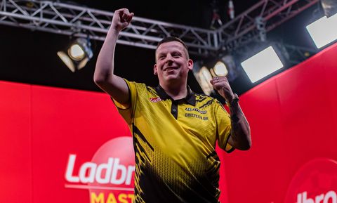 Dave Chisnall is de eerste finalist van de Darts Masters 2022