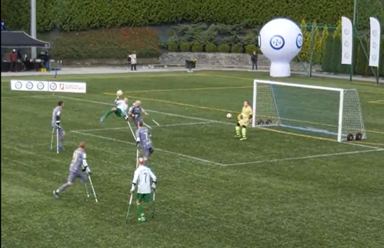 🎥 | Goal van het jaar? Poolse voetballer met 1 been scoort schitterende omhaal