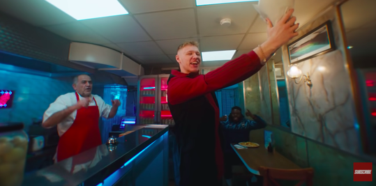 🎥 | Arsenal en lokale fish and chips-winkel bedenken hilarisch reclamespotje: 'You're chips aaaah'